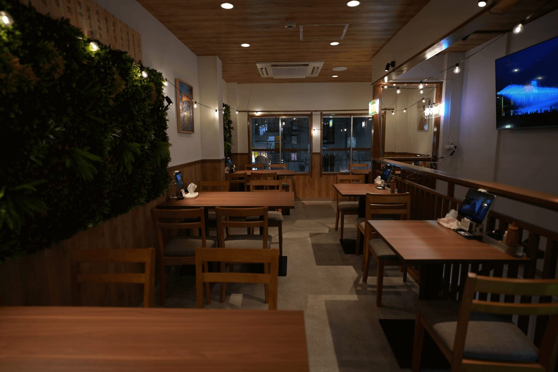 ディナー営業の店内